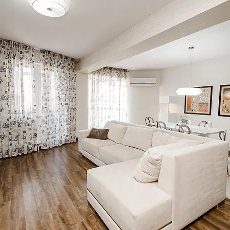 Spacious Close To Valea Trandafirelor Park!
