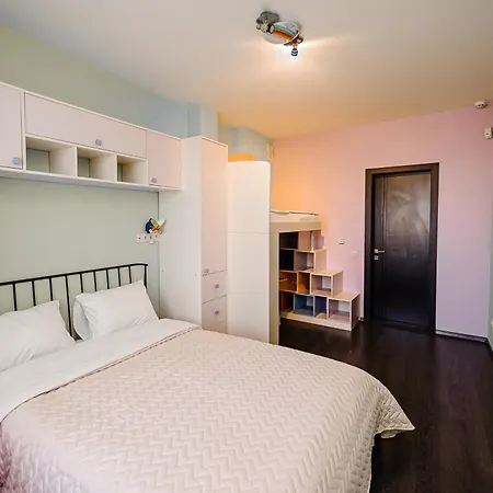 Spacious Close To Valea Trandafirelor Park! *